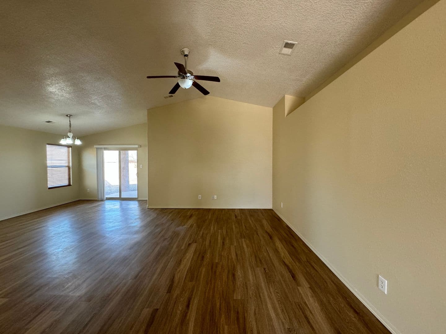 Los Lunas House: 750 Purple Aster Ave SW