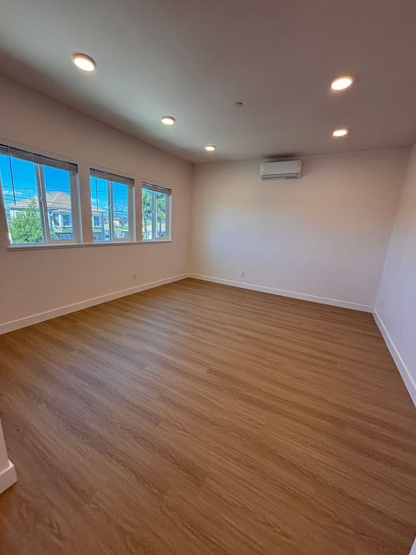 Richmond Apartment: 630 Harbour Way