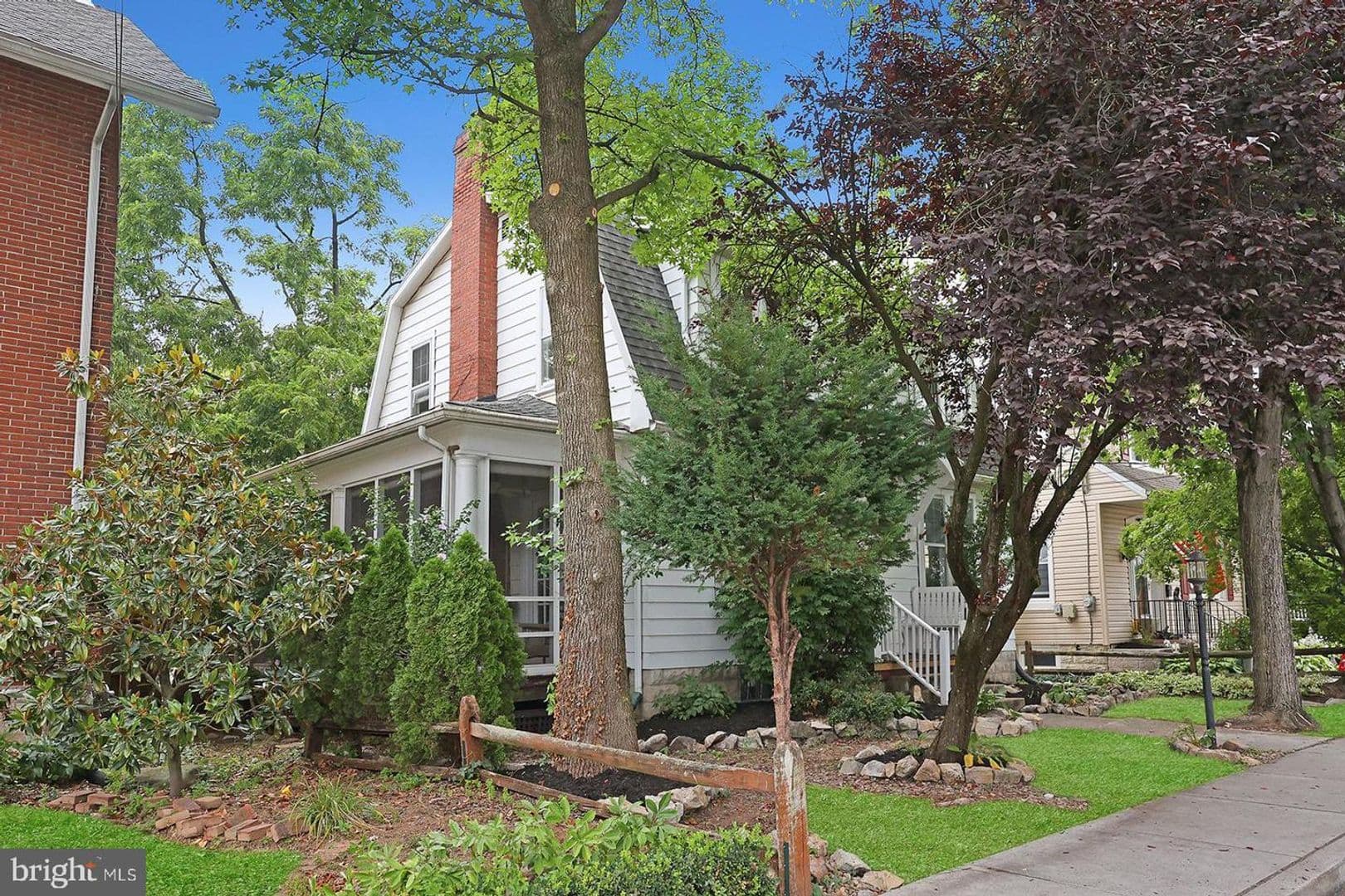 Camp Hill House: 34 S 24th St