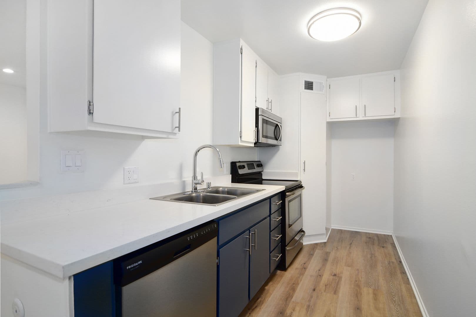 Van Nuys Apartment: 14960 Sherman Way