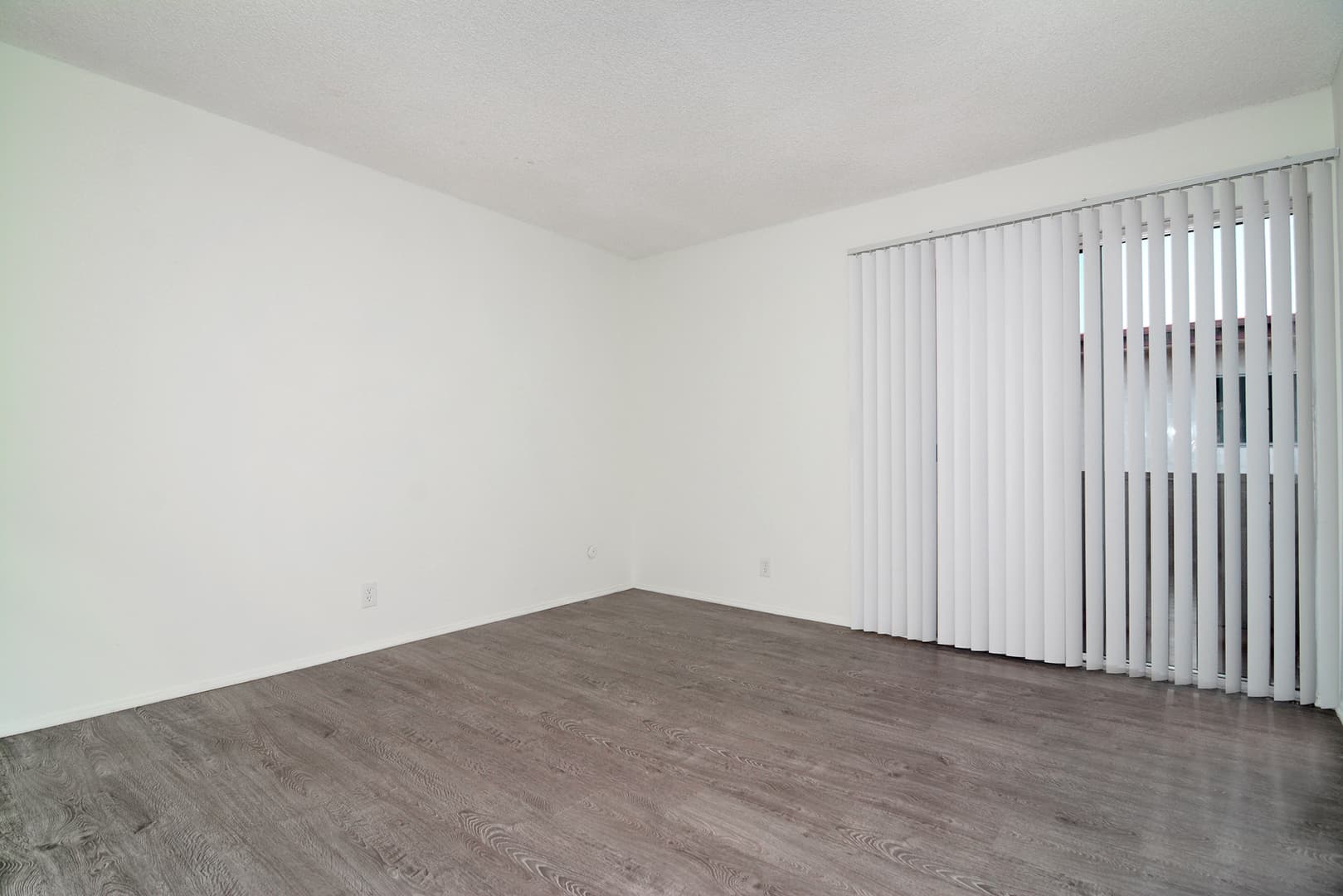 Encino Apartment: 5417 & 5425 Zelzah Avenue