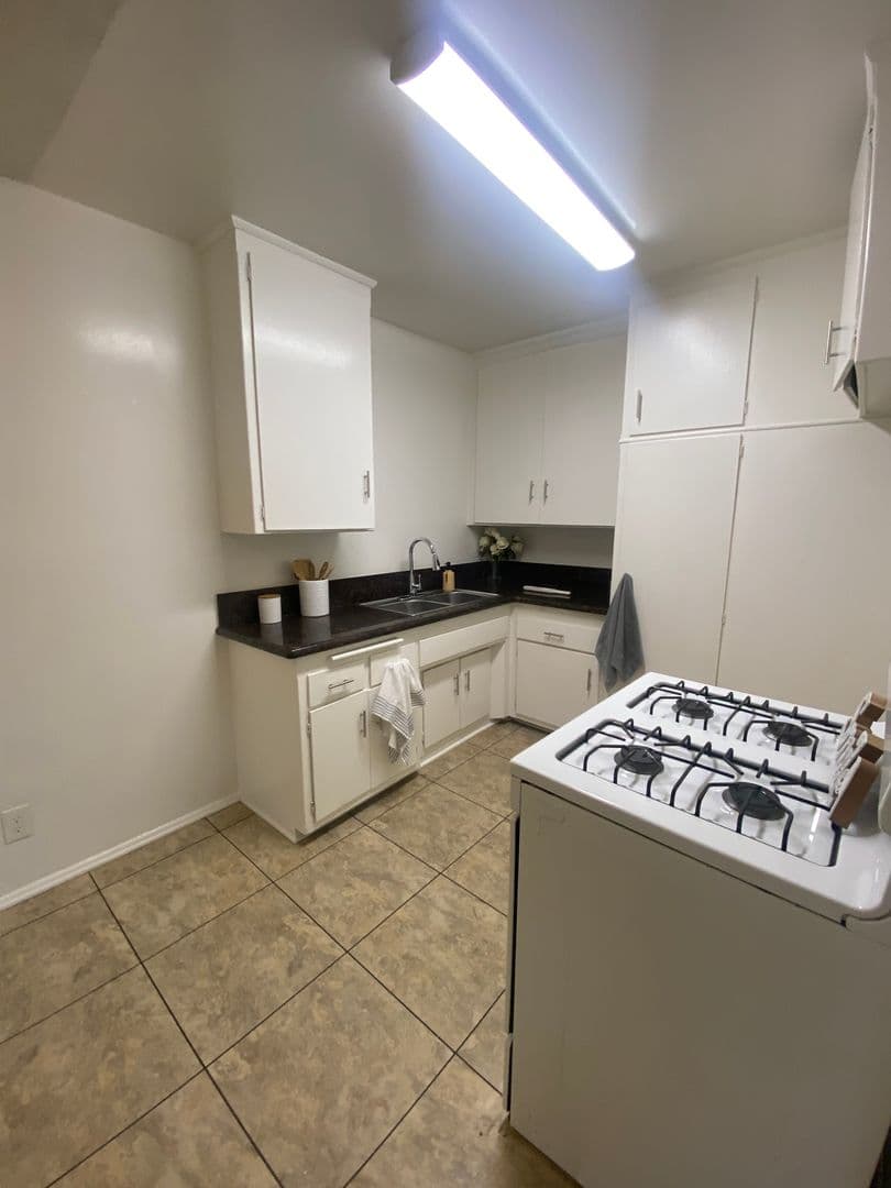 Burbank Apartment: 1719-1723 Grismer Ave.