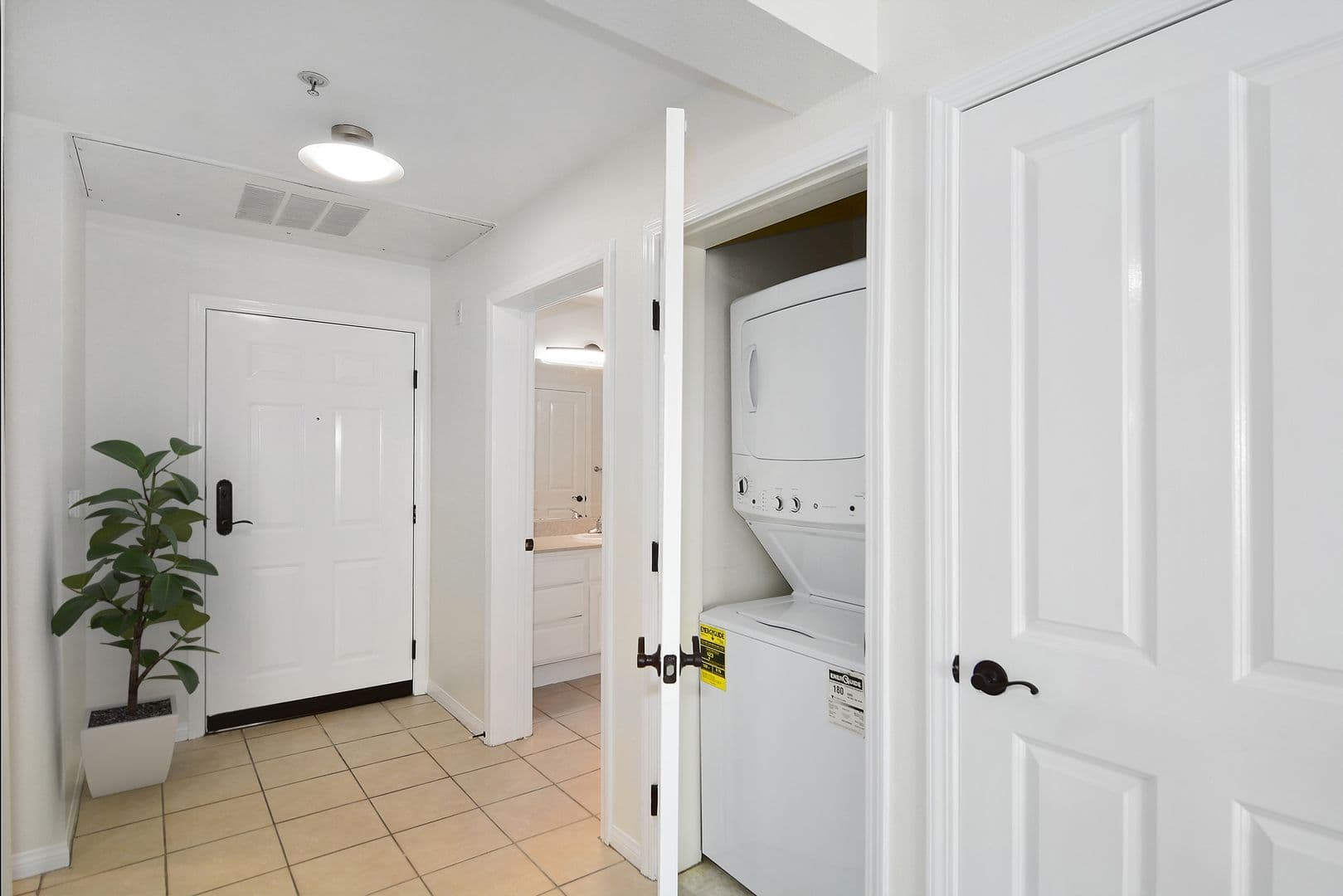 Toluca Lake Apartment: 4205 Cahuenga Boulevard