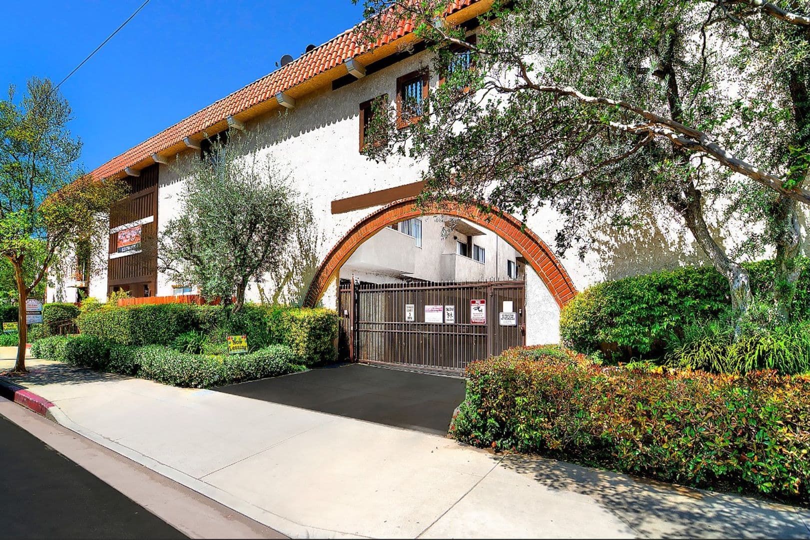 Encino Apartment: 5417 & 5425 Zelzah Avenue