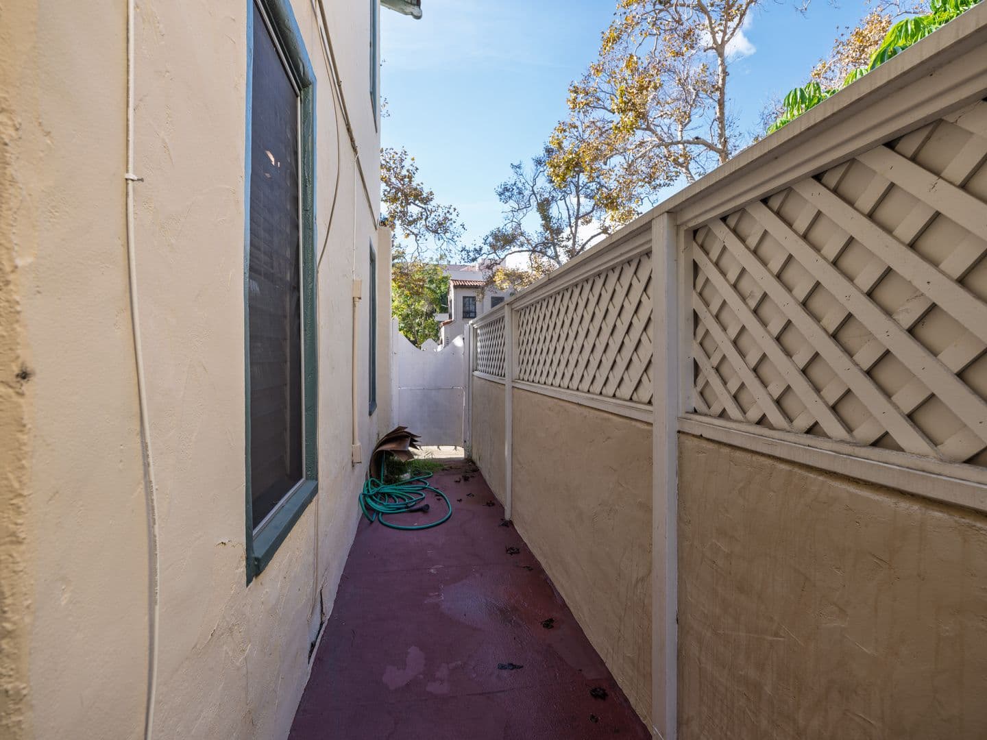 Beverly Hills Apartment: 152 North Arnaz Drive