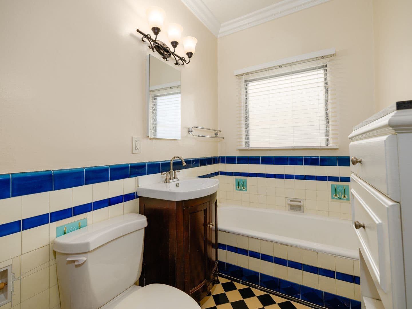 Beverly Hills Apartment: 152 North Arnaz Drive