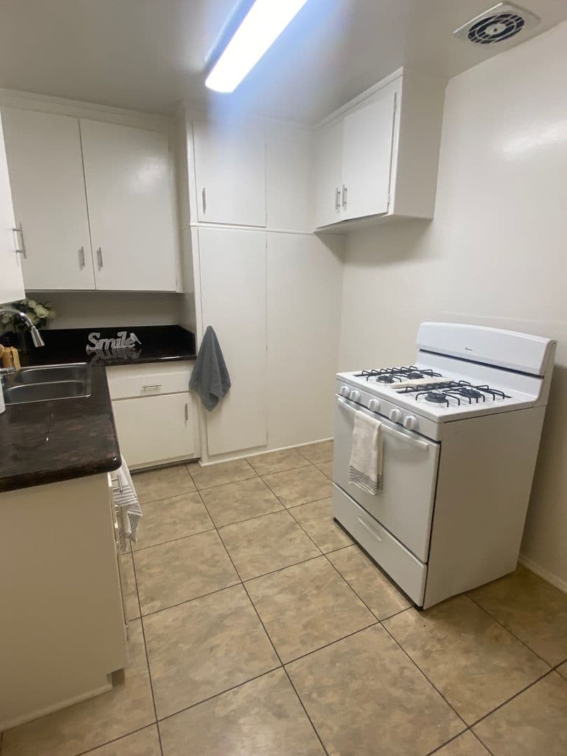 Burbank Apartment: 1719-1723 Grismer Ave.