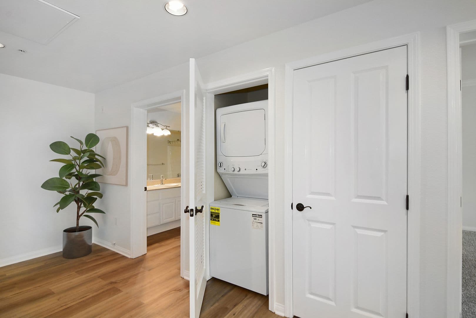 Toluca Lake Apartment: 4205 Cahuenga Boulevard