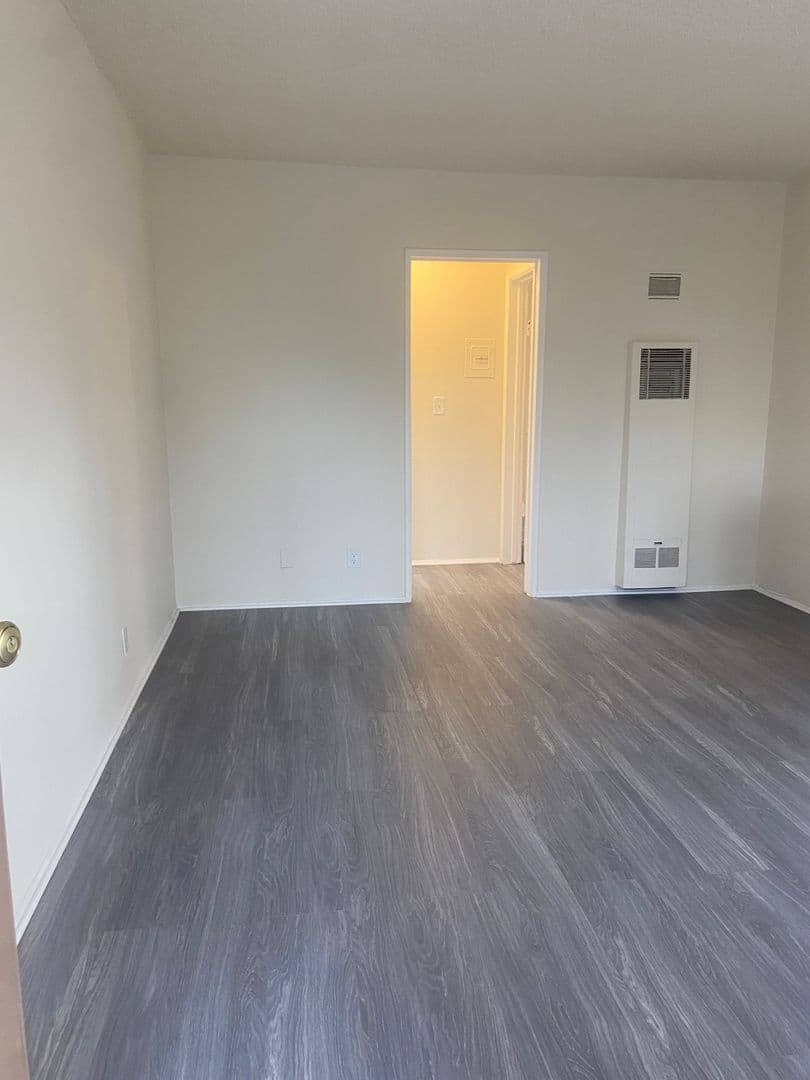 Burbank Apartment: 1719-1723 Grismer Ave.