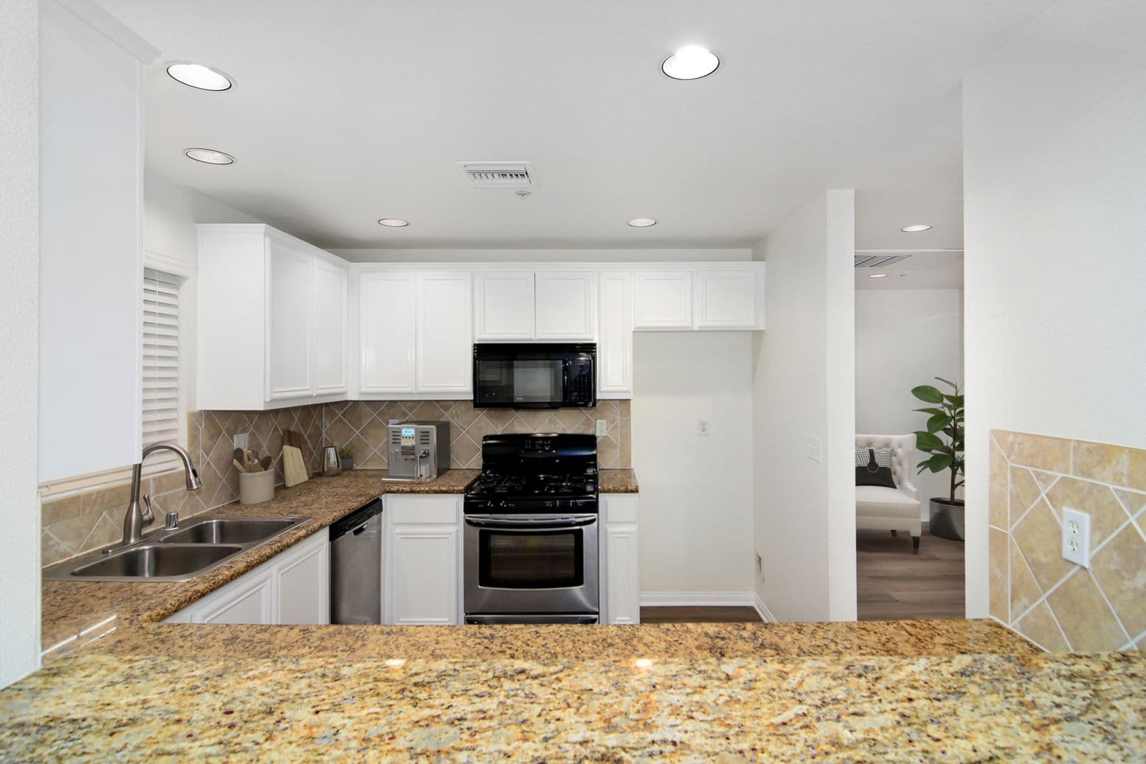 Toluca Lake Apartment: 4205 Cahuenga Boulevard
