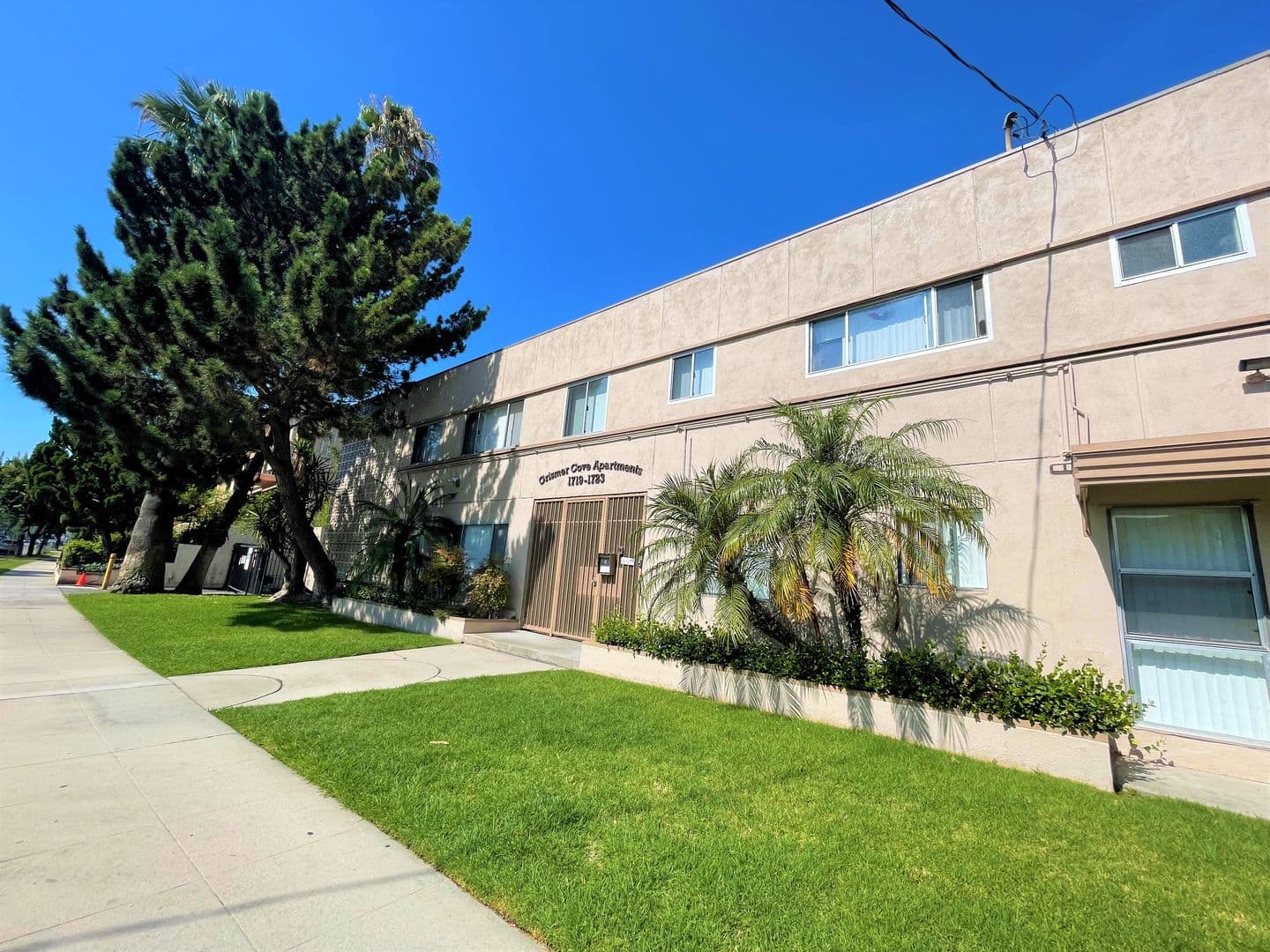Burbank Apartment: 1719-1723 Grismer Ave.