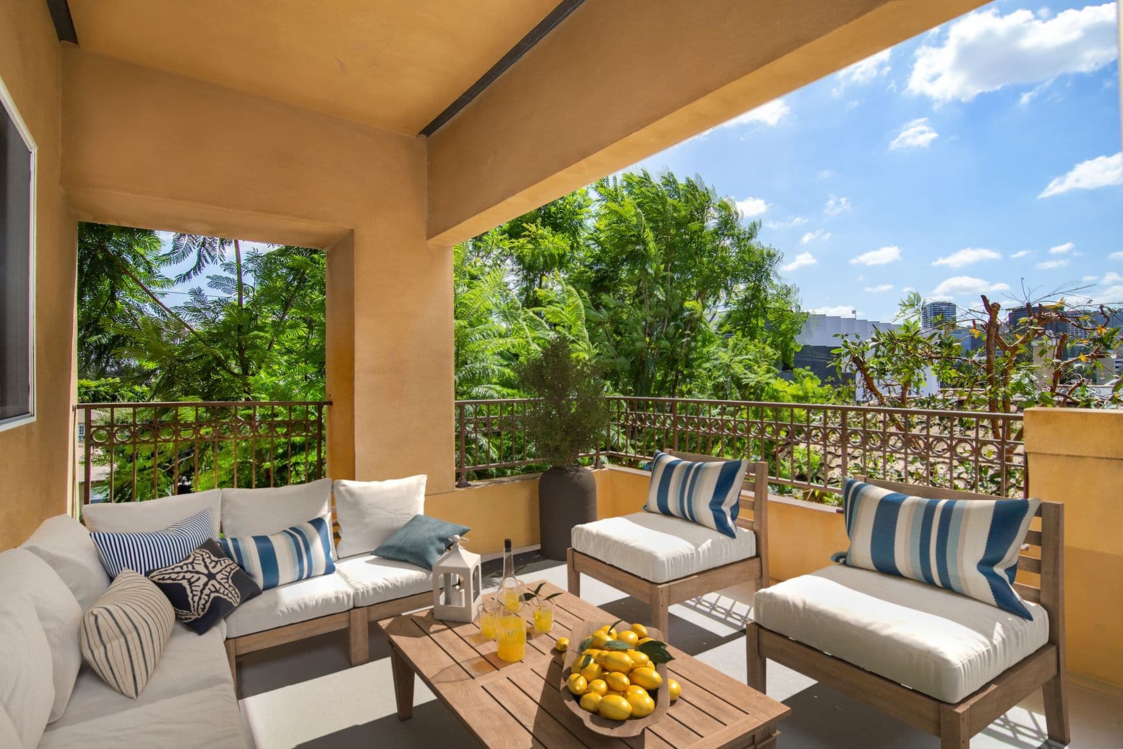 Toluca Lake Apartment: 4205 Cahuenga Boulevard