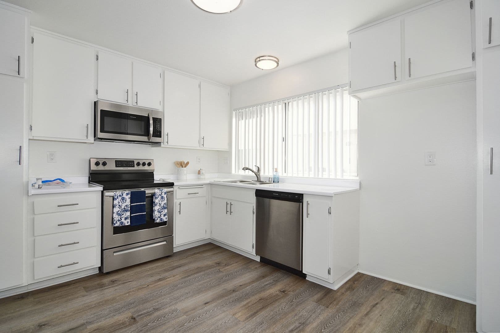 Encino Apartment: 5417 & 5425 Zelzah Avenue