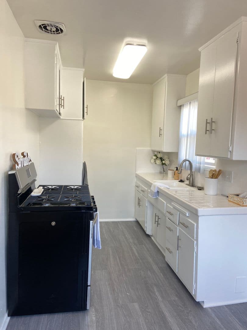 Burbank Apartment: 1719-1723 Grismer Ave.