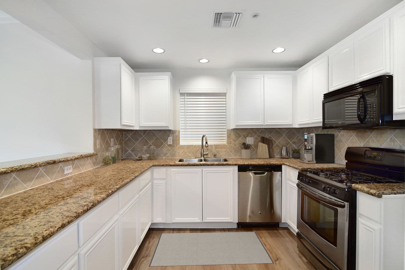 Toluca Lake Apartment: 4205 Cahuenga Boulevard