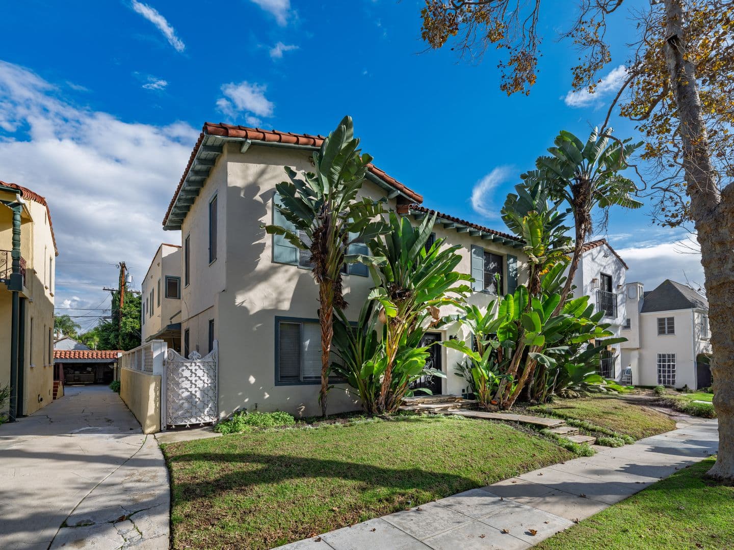 Beverly Hills Apartment: 152 North Arnaz Drive