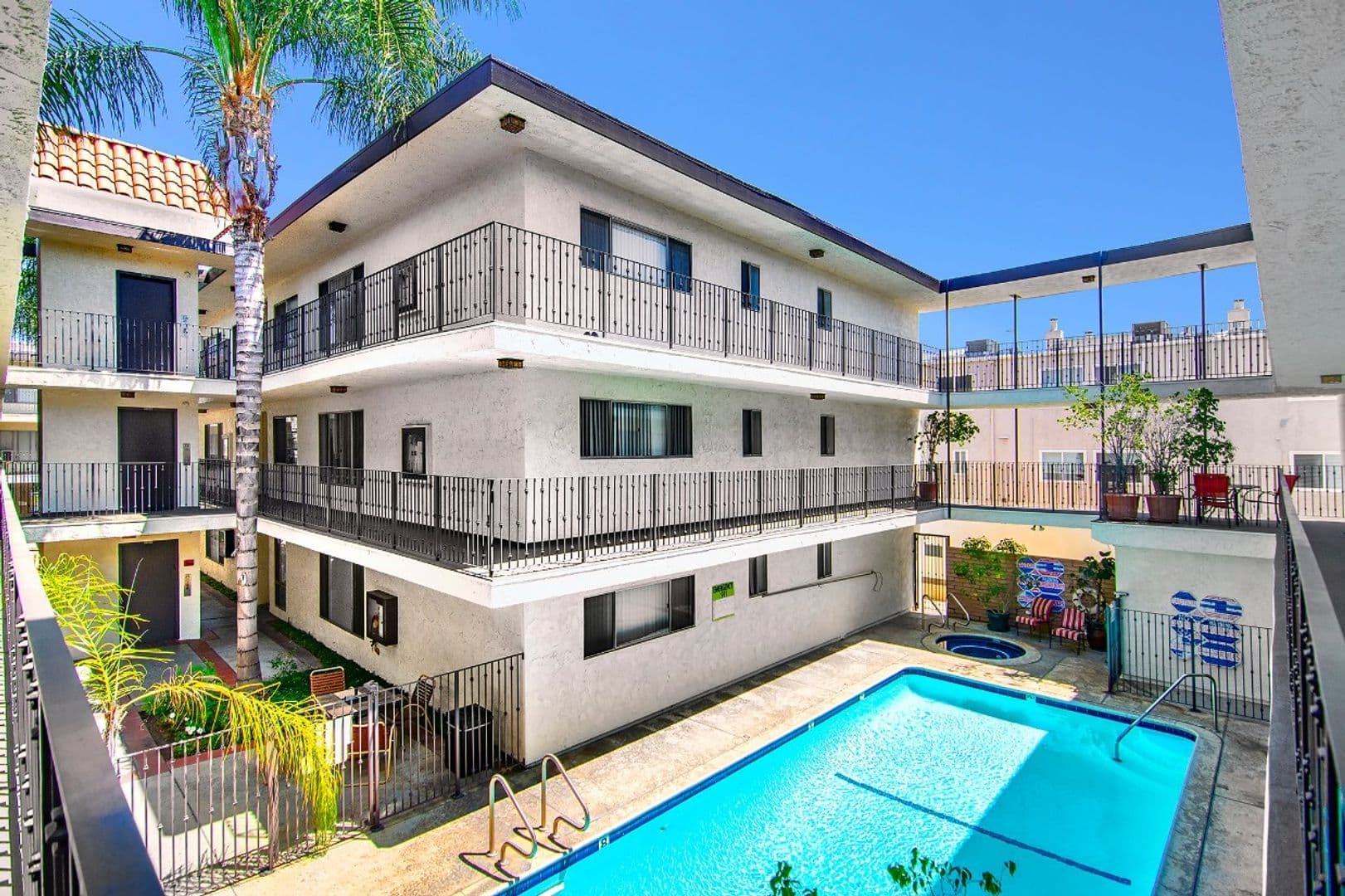 Encino Apartment: 5417 & 5425 Zelzah Avenue