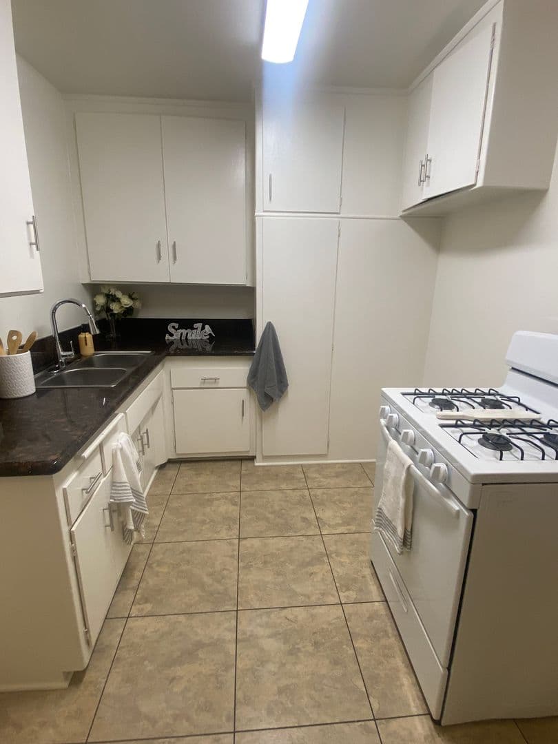 Burbank Apartment: 1719-1723 Grismer Ave.