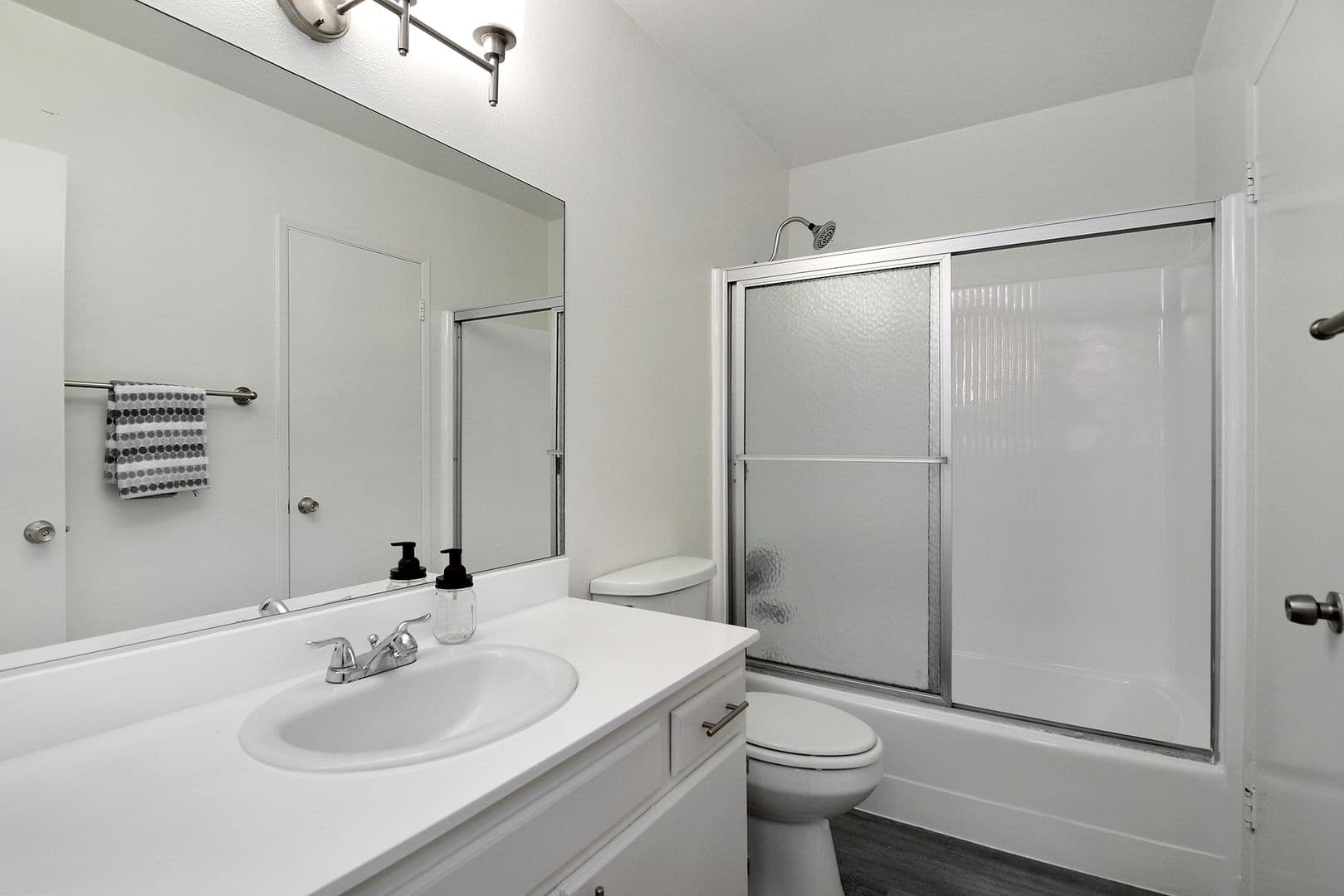 Encino Apartment: 5417 & 5425 Zelzah Avenue