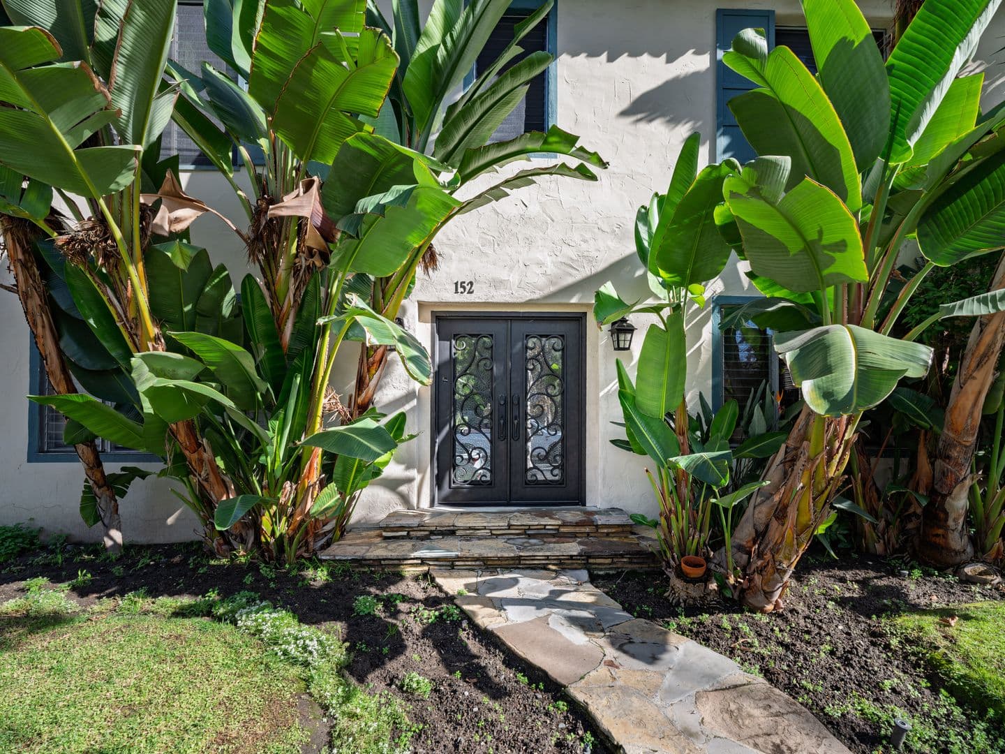 Beverly Hills Apartment: 152 North Arnaz Drive