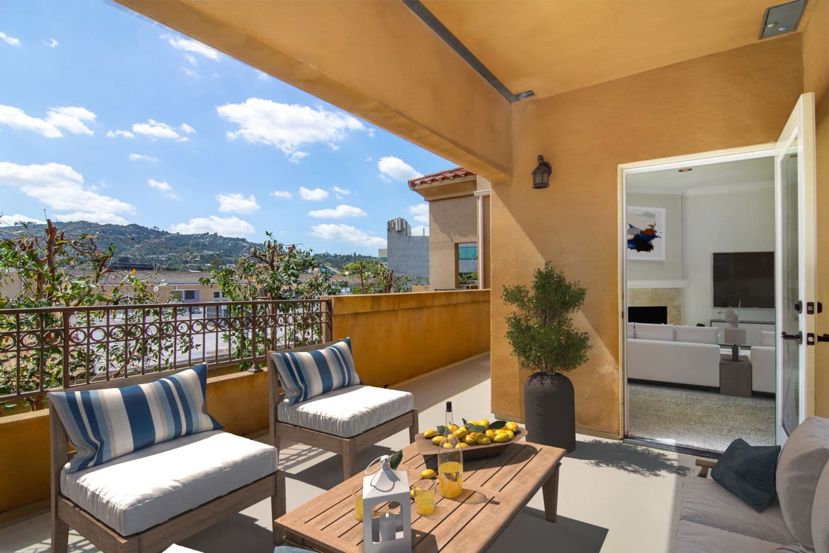 Toluca Lake Apartment: 4205 Cahuenga Boulevard