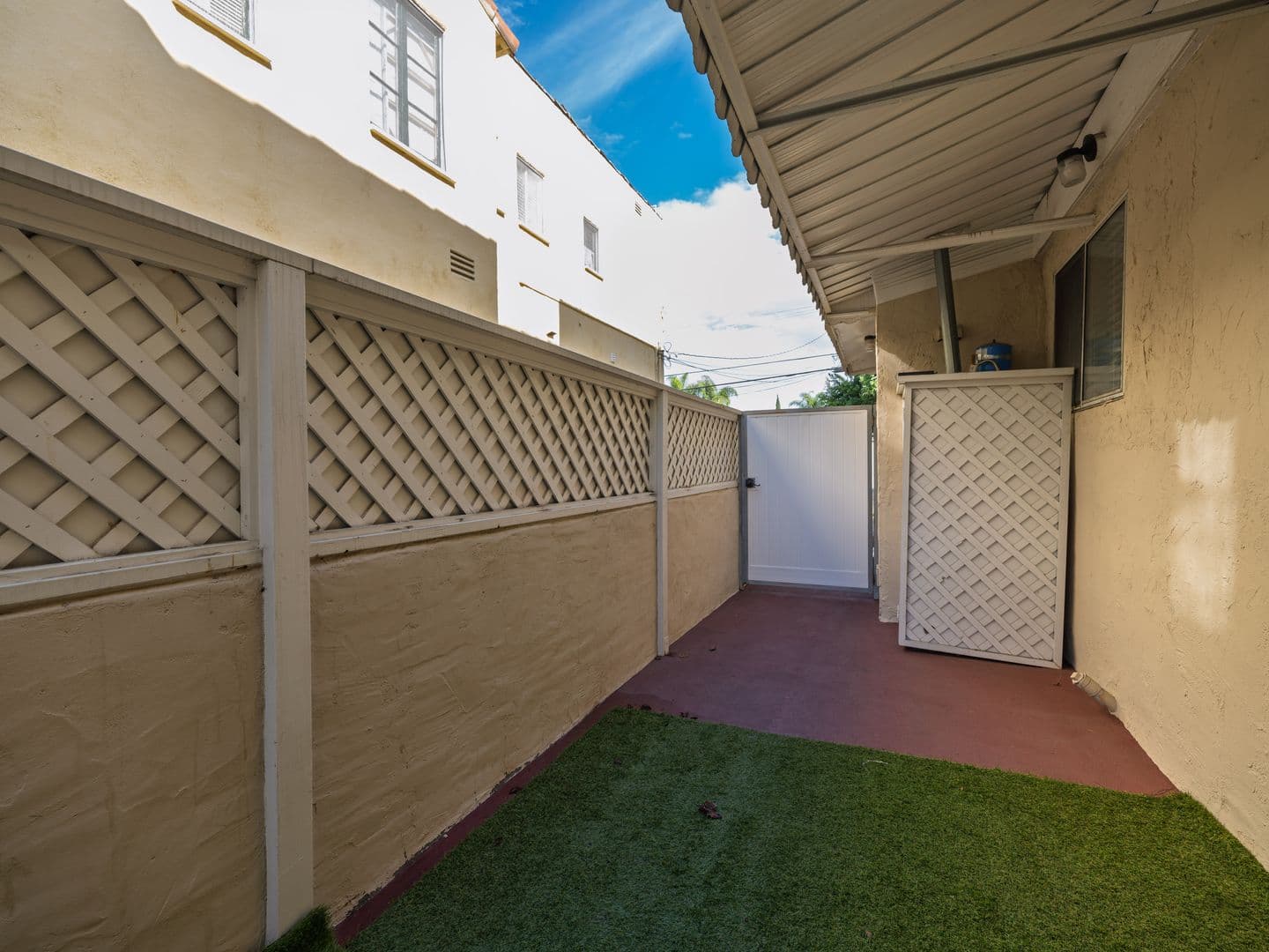 Beverly Hills Apartment: 152 North Arnaz Drive