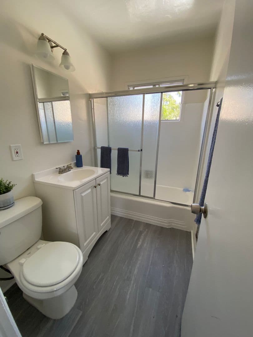 Burbank Apartment: 1719-1723 Grismer Ave.