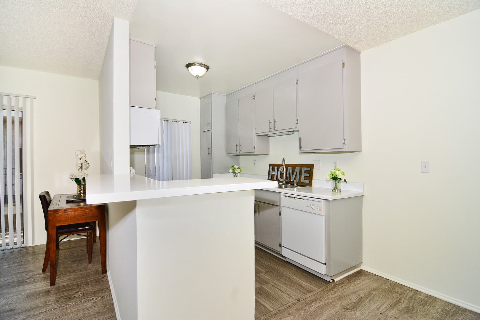 Encino Apartment: 5417 & 5425 Zelzah Avenue