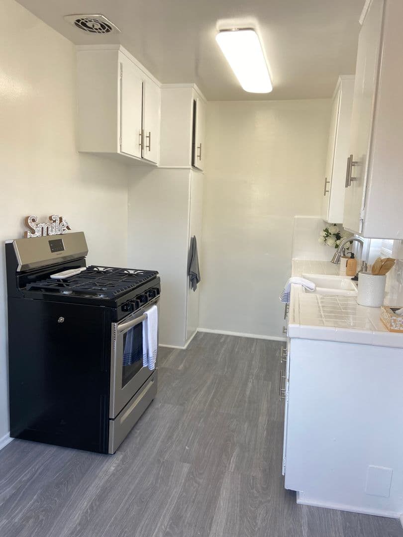 Burbank Apartment: 1719-1723 Grismer Ave.