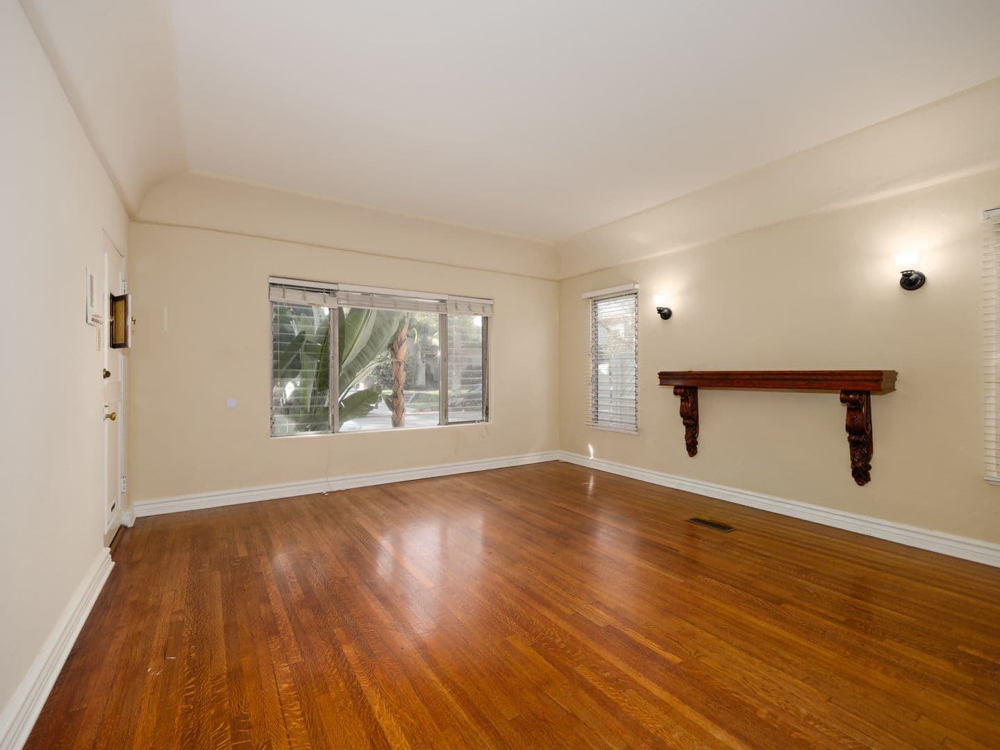 Beverly Hills Apartment: 152 North Arnaz Drive