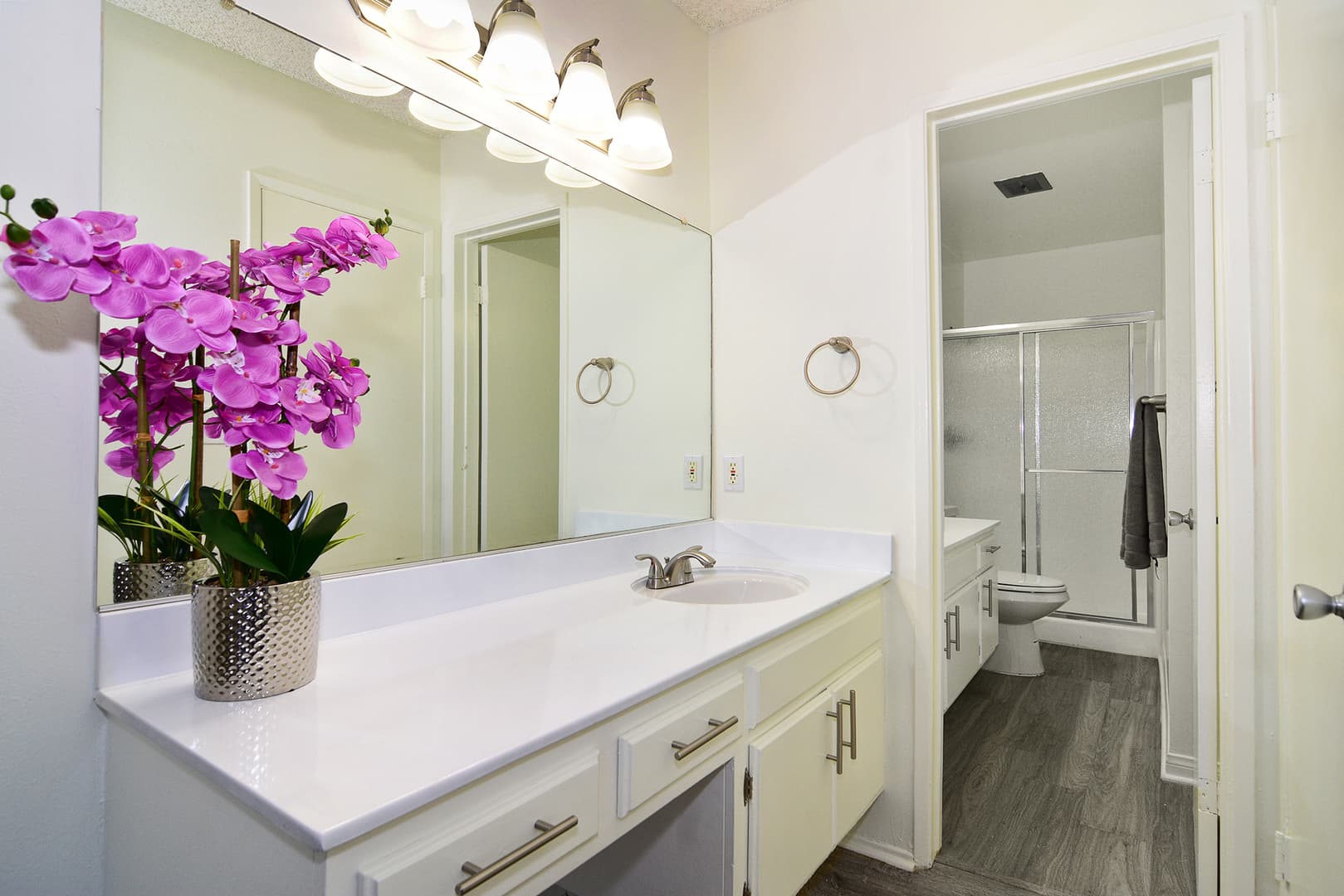Encino Apartment: 5417 & 5425 Zelzah Avenue