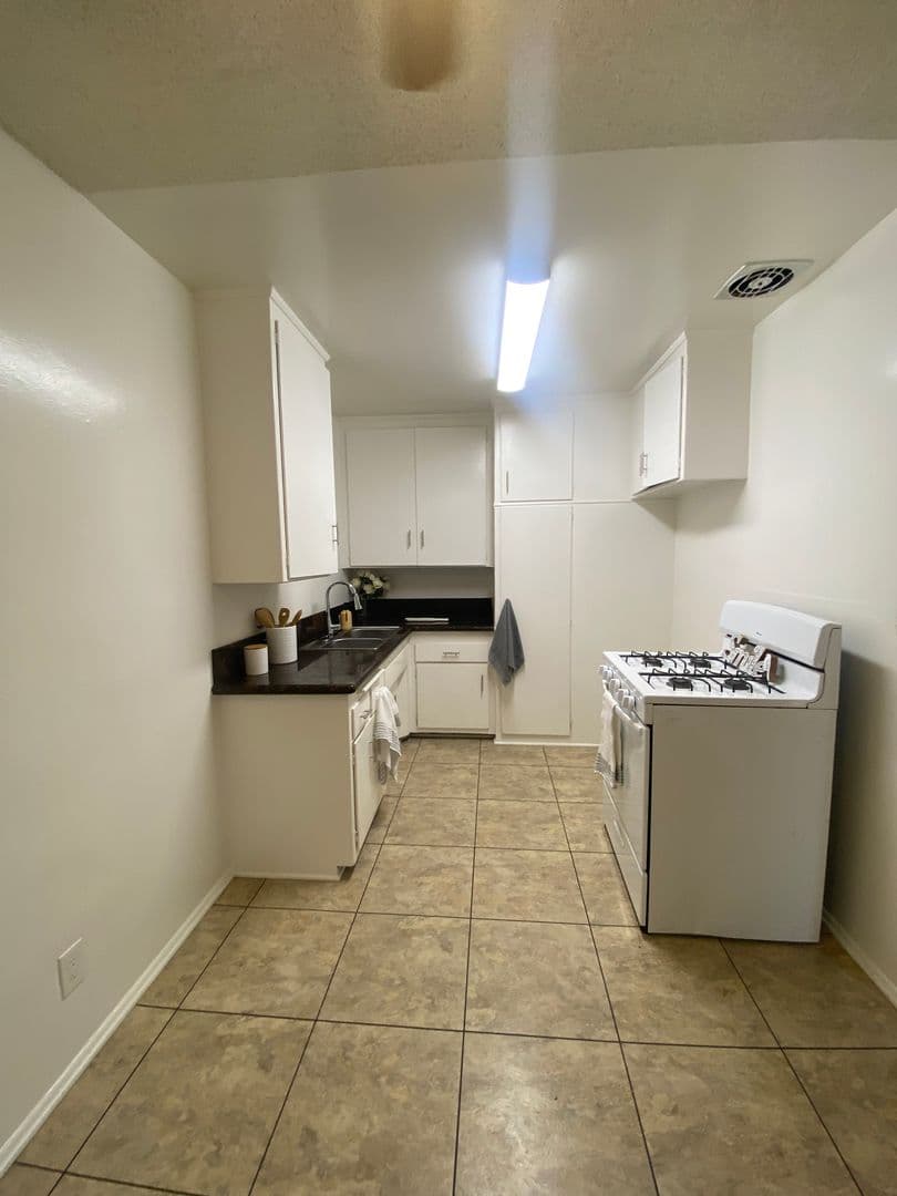 Burbank Apartment: 1719-1723 Grismer Ave.