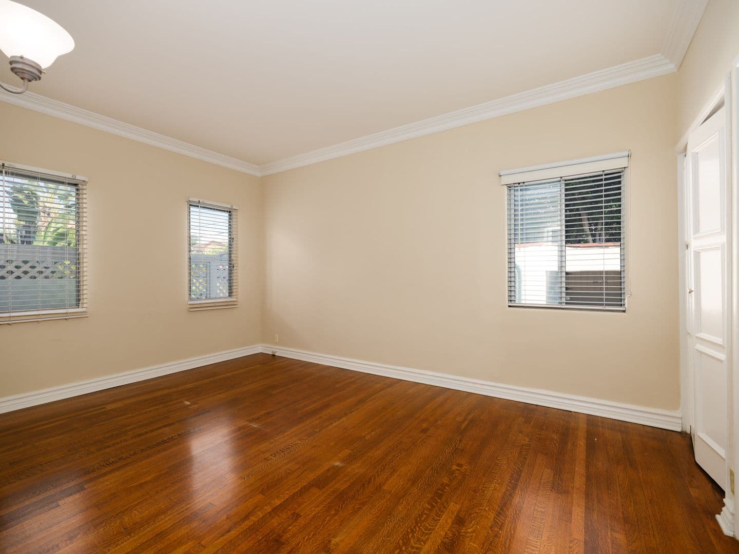 Beverly Hills Apartment: 152 North Arnaz Drive