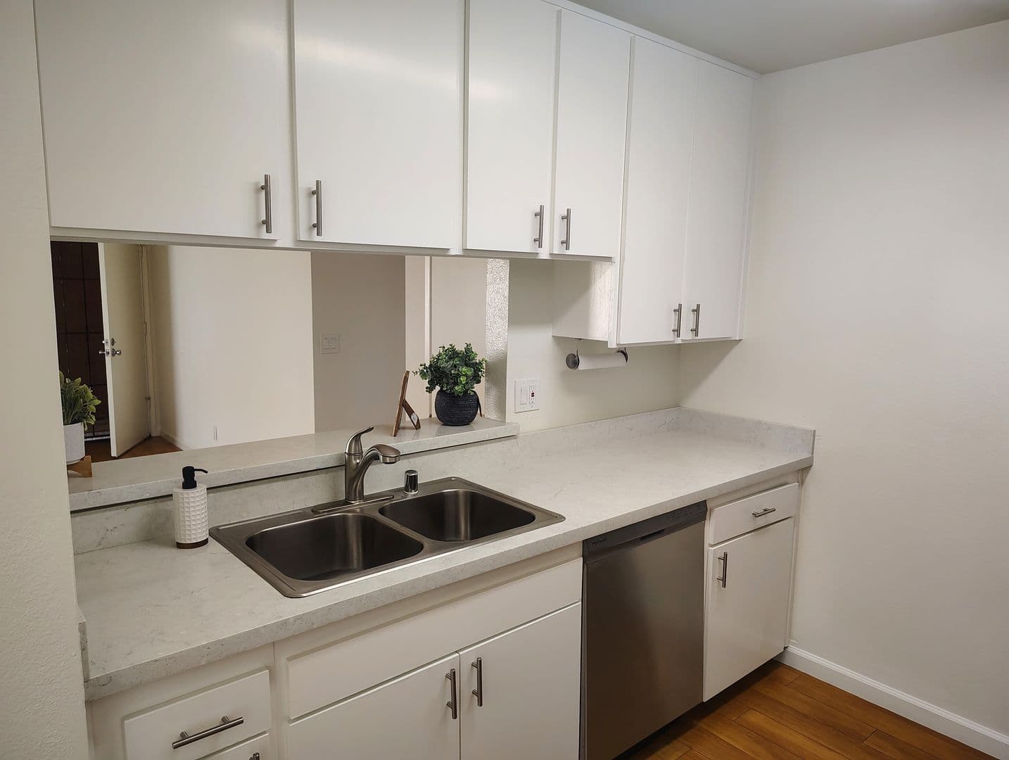 Glendale Apartment: 320 W. Maple St.