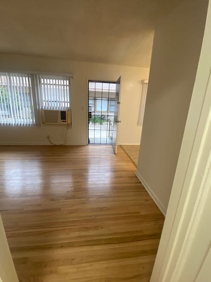 Burbank Apartment: 1719-1723 Grismer Ave.