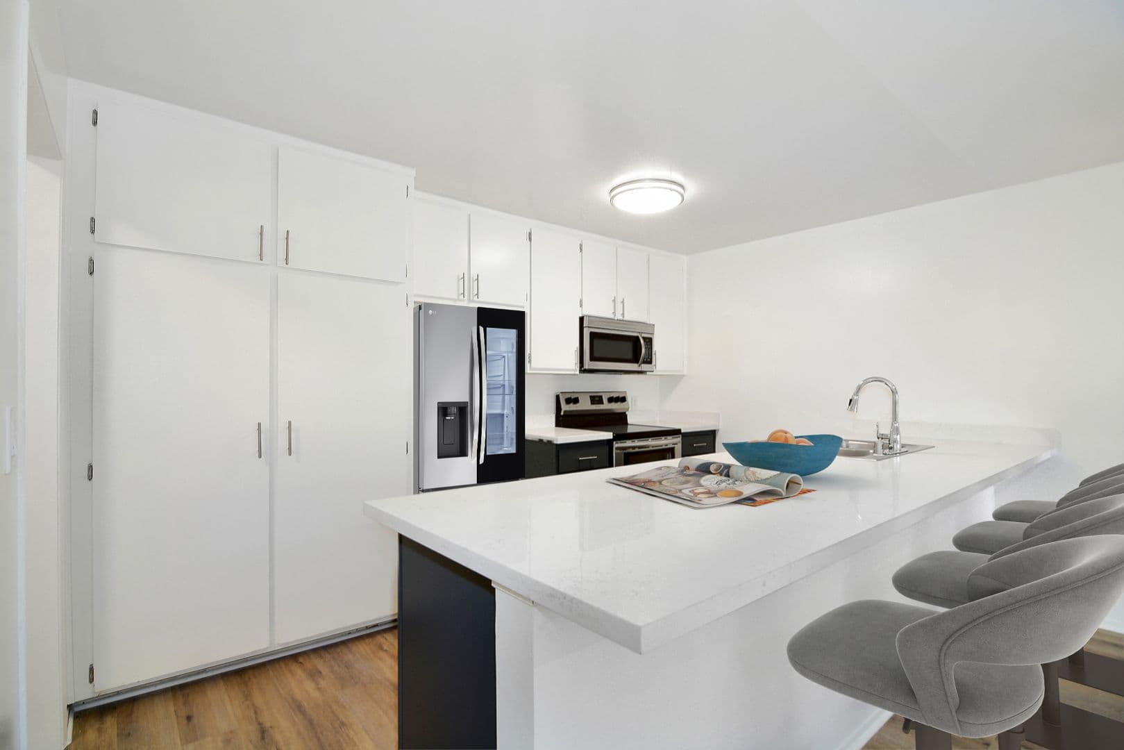 Van Nuys Apartment: 14960 Sherman Way