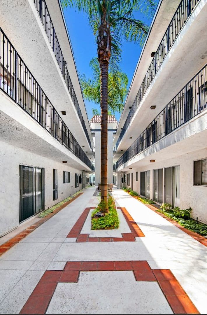 Encino Apartment: 5417 & 5425 Zelzah Avenue