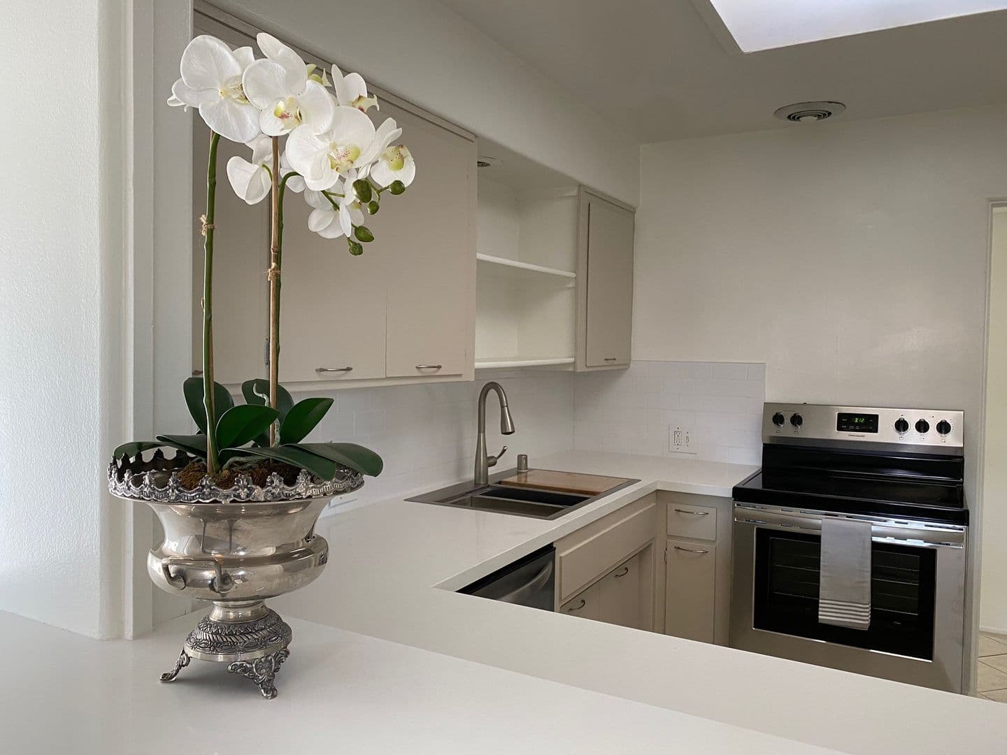Pasadena Apartment: 285 W. California Ave.