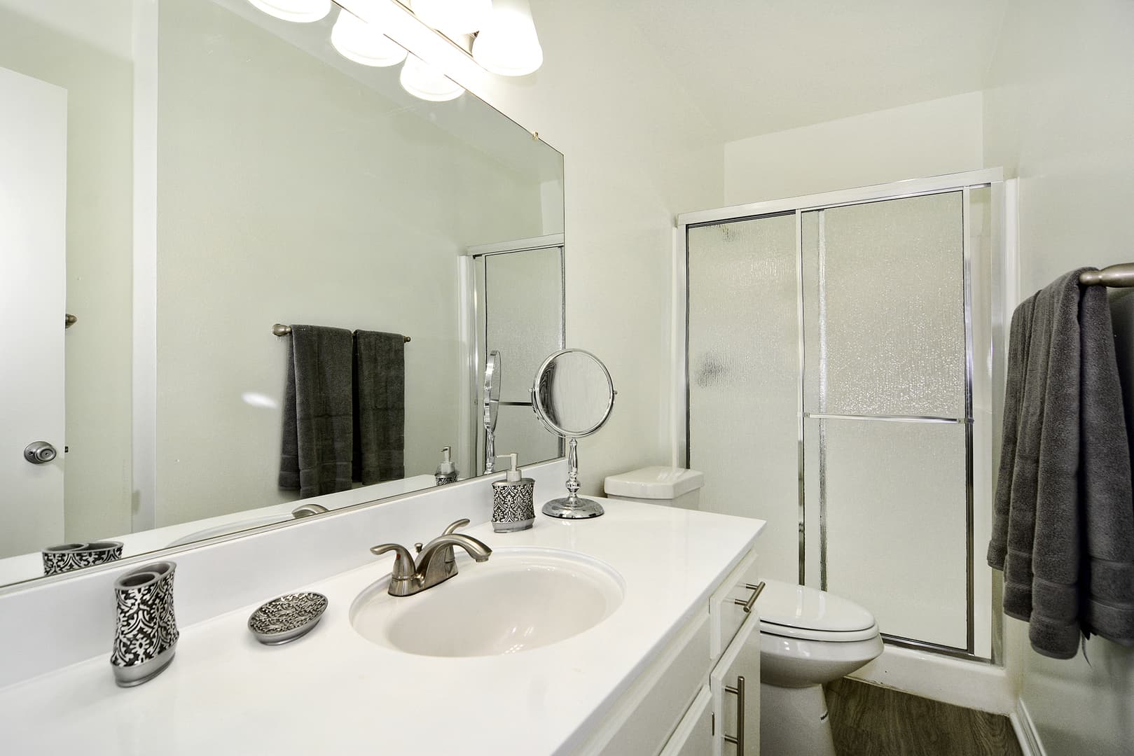 Encino Apartment: 5417 & 5425 Zelzah Avenue