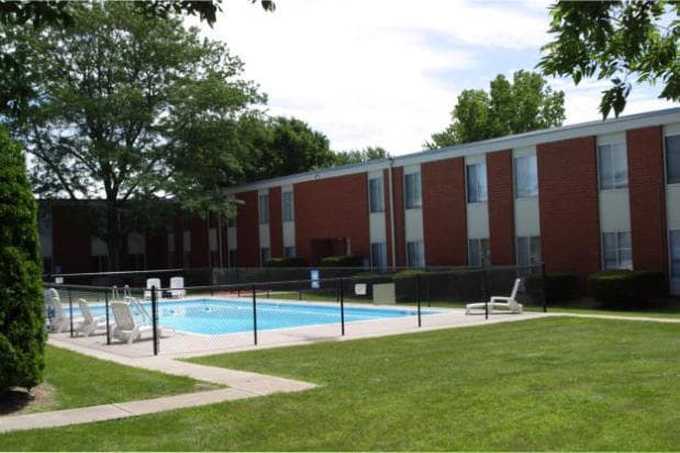 Bettendorf Apartment: 2950 Hawthorne Dr
