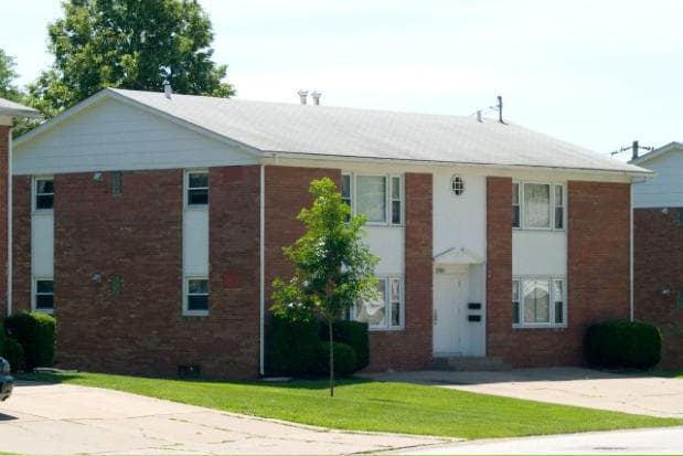 Bettendorf Apartment: 2950 Hawthorne Dr
