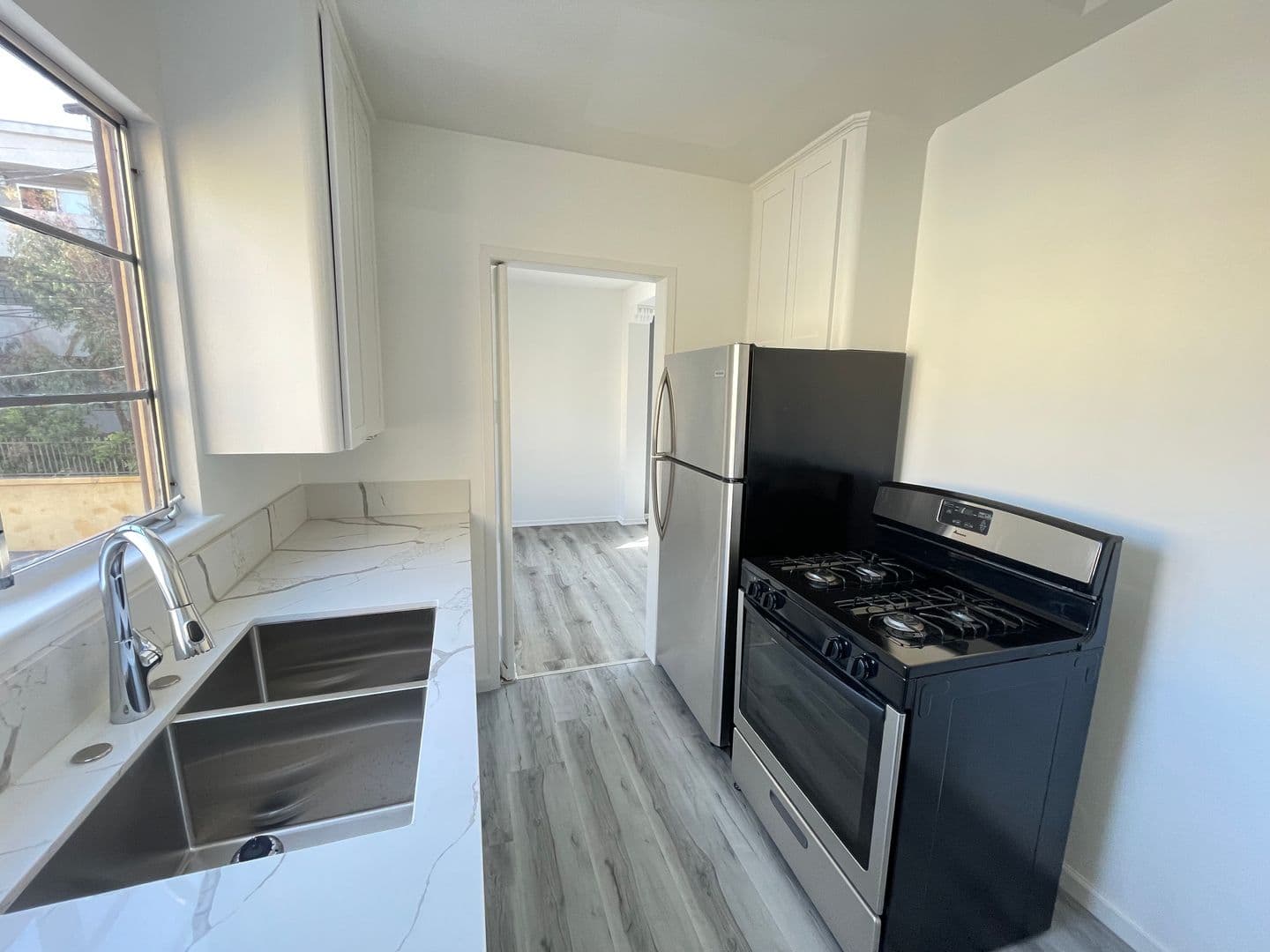 Los Angeles Apartment: 330 - 360 S. Mariposa Ave.