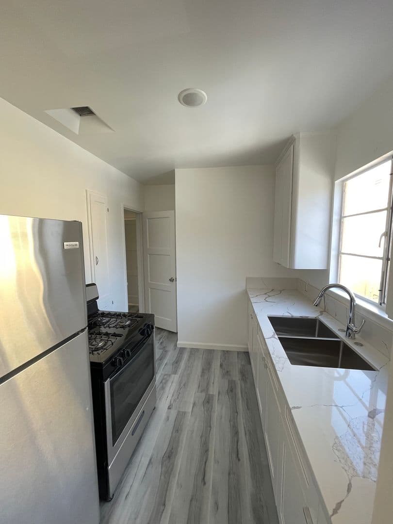 Los Angeles Apartment: 330 - 360 S. Mariposa Ave.