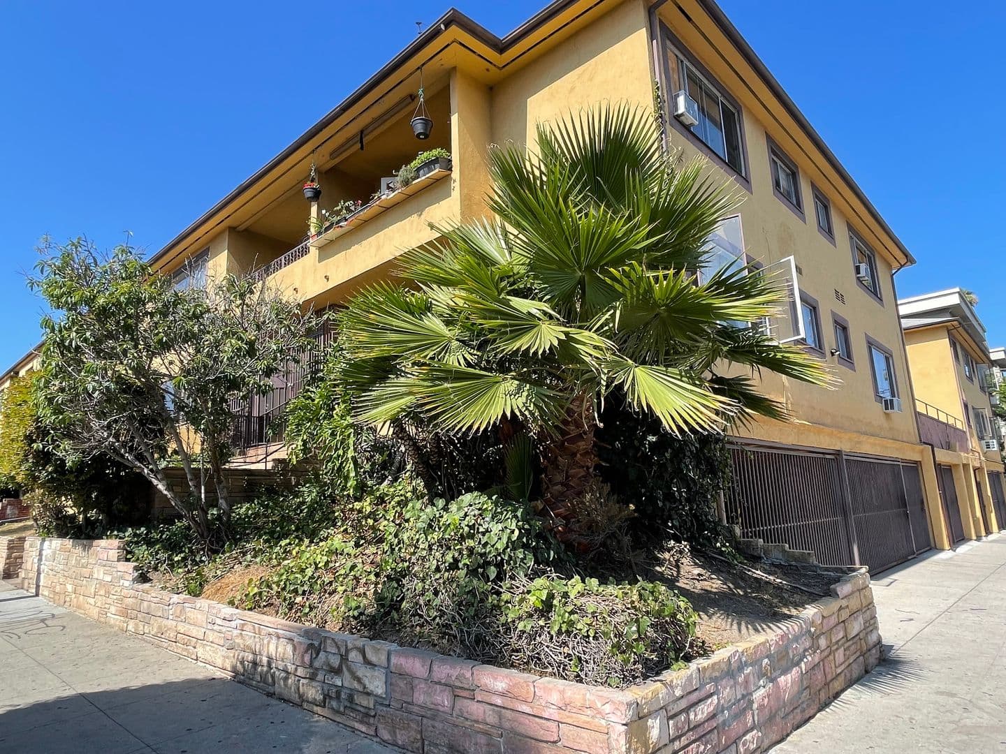 Los Angeles Apartment: 330 - 360 S. Mariposa Ave.