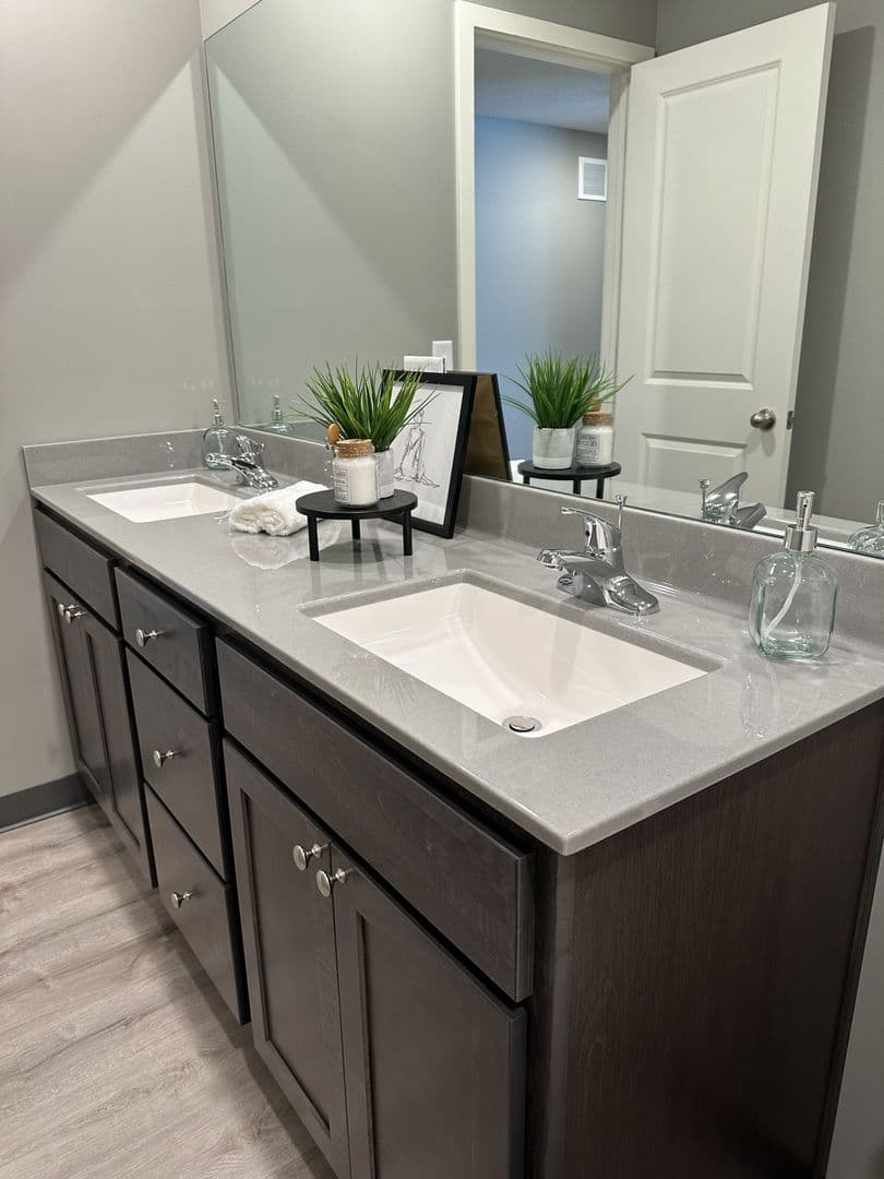 Lincoln Apartment: 2310 W St.