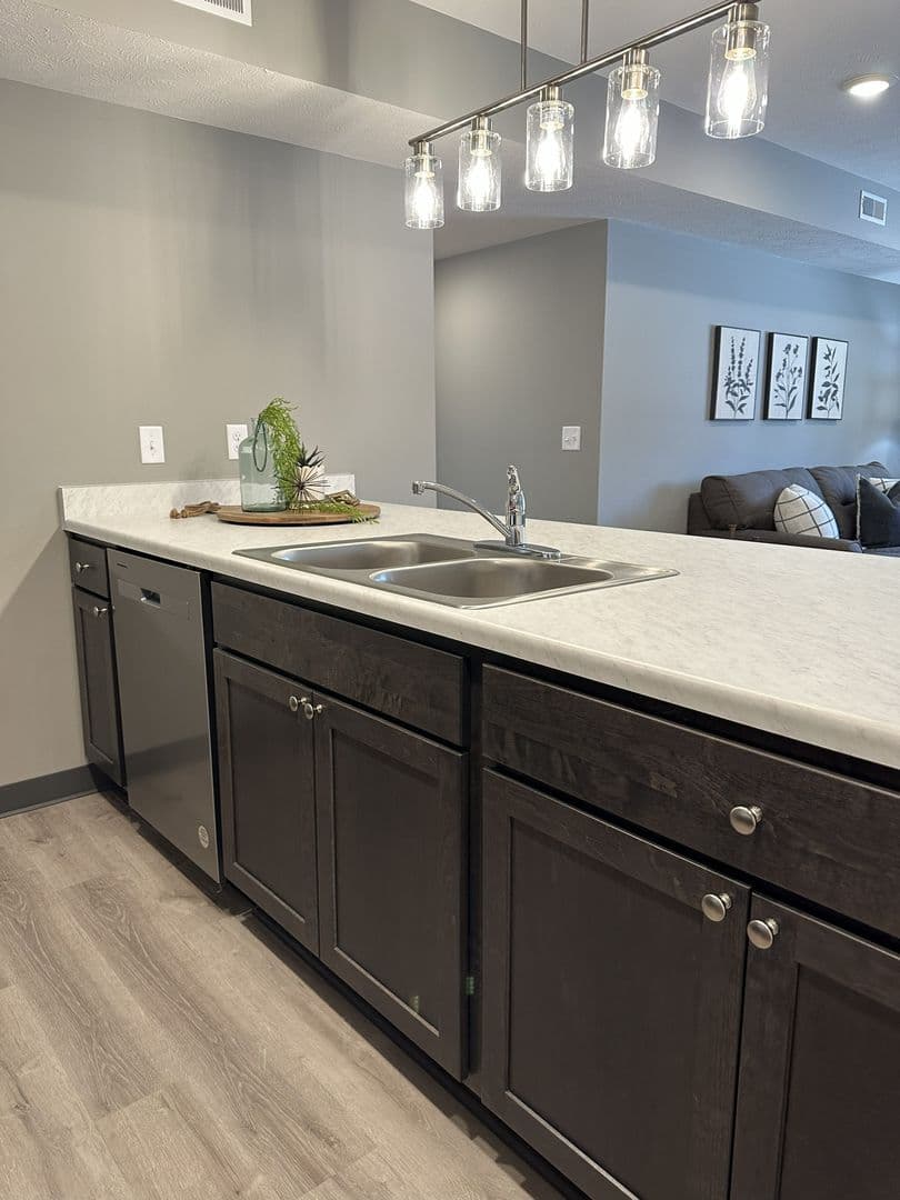 Lincoln Apartment: 2710 Starr St