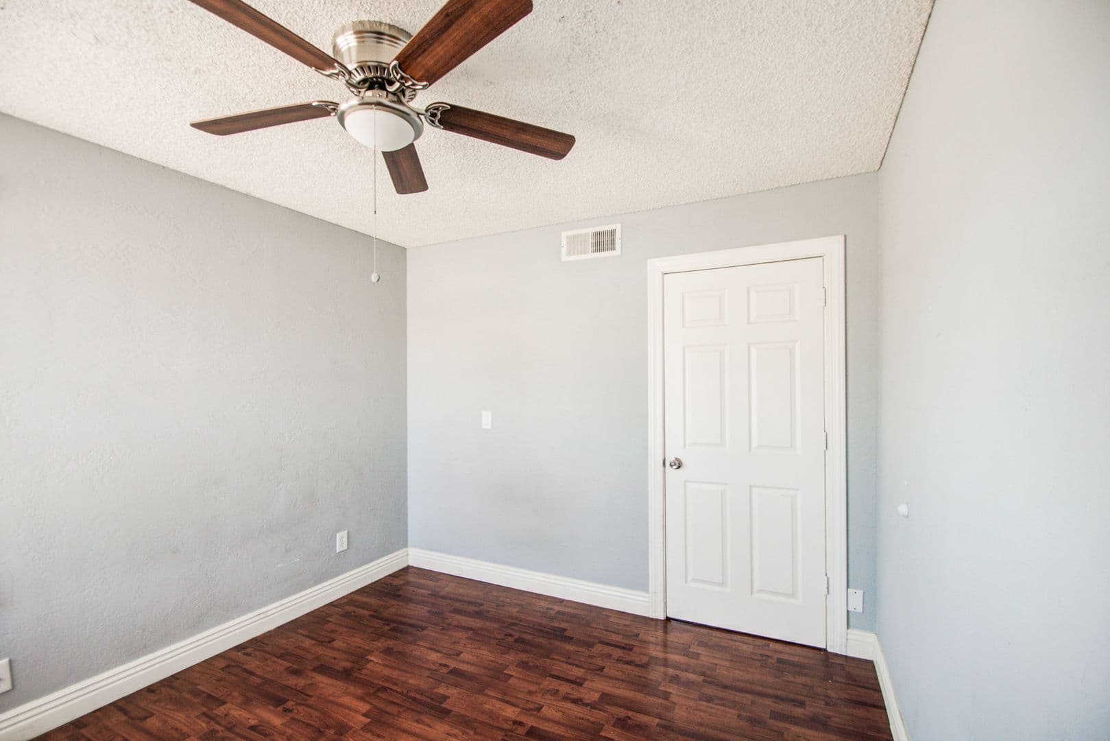 Glendale House: 5321 W Eugie Ave