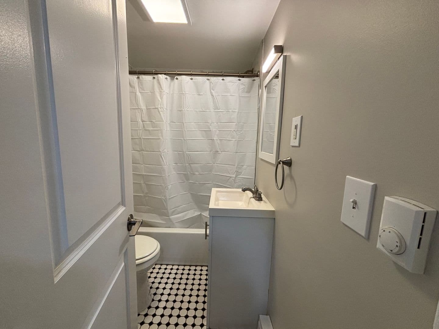 Rochester Apartment: 962 Monroe Avenue