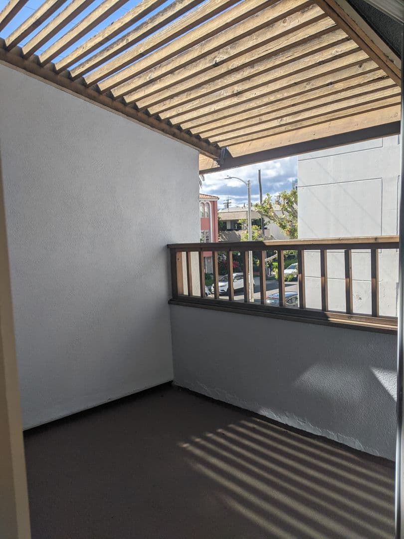 Los Angeles Apartment: 1238 Barry Ave.