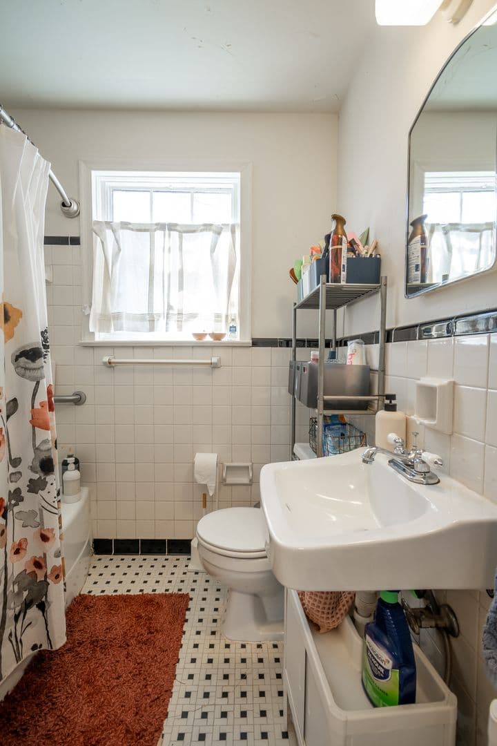 Athens Apartment: 118 University Drive